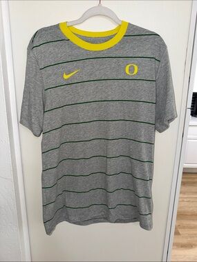 Nike The Tee Short Sleeve Oregon Ducks Logo in Gray, Green & Yellow | M